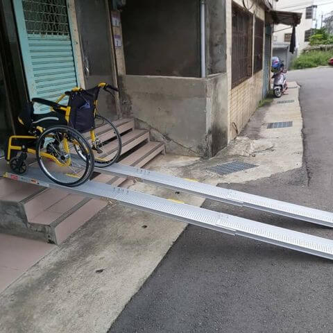 【門口台階：軌道可伸縮式斜坡板】TT2-18-300