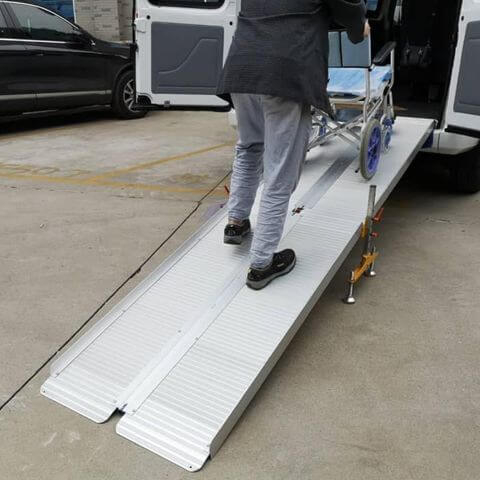 組合式斜坡板讓輪椅進出汽車沒有障礙