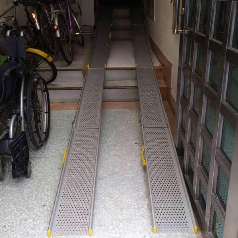 新奇斜坡板組合改善輪椅過台階的障礙