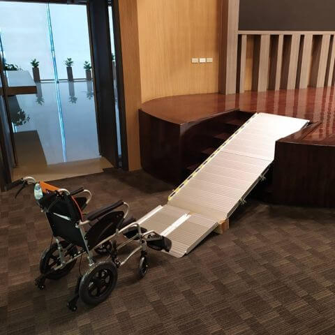 輪椅使用者輕鬆跨越大禮堂台階
