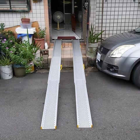 軌道可伸縮式斜坡板讓家人推輪椅進出門檻台階沒有障礙