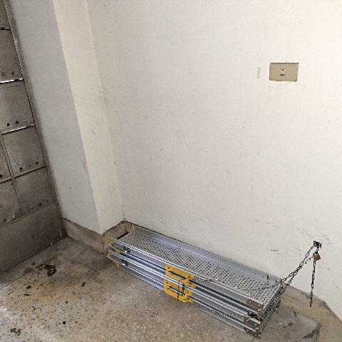 以輕便好收納的樓梯斜坡板解決電梯華廈輪椅上下階梯障礙