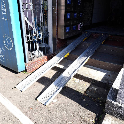 軌道伸縮式斜坡板讓輪椅上下階梯沒有障礙
