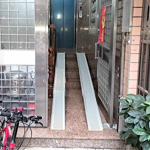 樓梯斜坡板讓輪椅輕鬆跨越台階