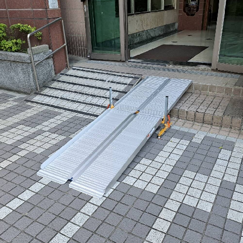 社區管委會採用活動式無障礙斜坡板解決輪椅進出門口台階障礙