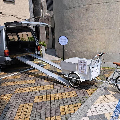 輕便好收納的車用斜坡板，讓貨物上下廂型車沒有障礙。