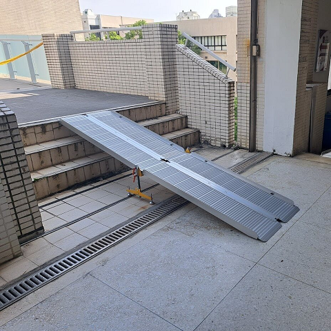 國立台北護理健康大學採用添大斜坡板，輪椅上下階梯沒有障礙。