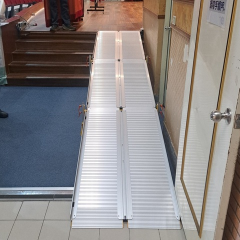 禮堂舞台無障礙通道建置｜添大組合式鋁合金斜坡板打造安全輪椅斜坡板方案