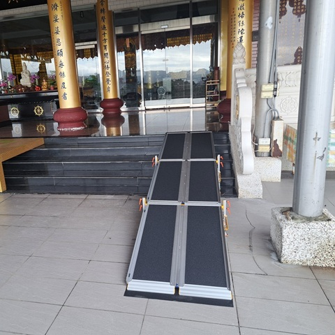 寺廟五階入口無障礙改善｜添大金鋼砂組合式斜坡板鋪設安全動線