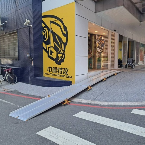 銀行入口水泥坡道過陡怎麼辦？添大活動式斜坡板打造真正安全的無障礙出入口