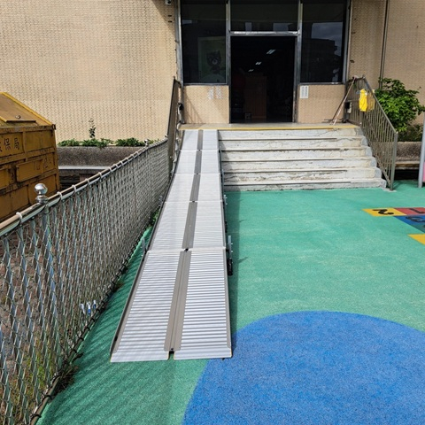 幼兒園臨時無障礙動線改善：組合式斜坡板打造安全可通行坡道