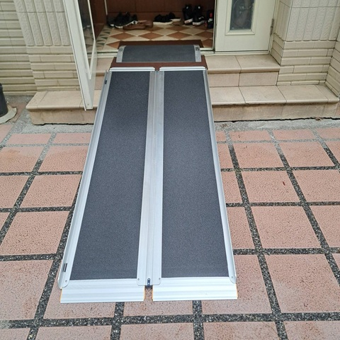 住家入口高低落差改善案例｜客戶指定金鋼砂斜坡板，打造安全無障礙動線