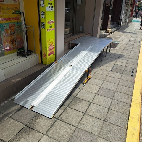 精油按摩店無障礙改善案例｜組合式斜坡板協助輪椅安全進出店面