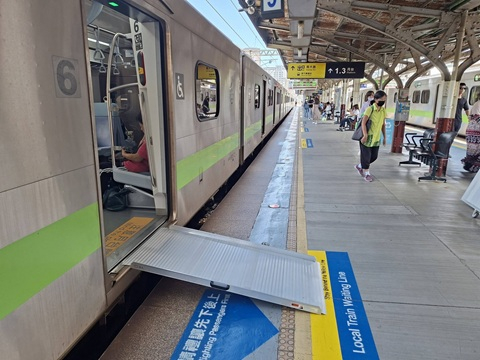 【百年車站裡，一道溫暖的通行風景｜台鐵新竹站渡板交貨】