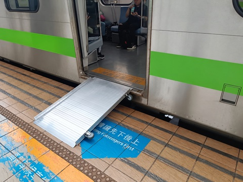 【台鐵汐止站渡板案例｜輪椅斜坡板改善月台間隙，提升無障礙乘車安全】