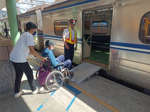【台鐵瑞芳站渡板案例｜添大輪椅斜坡板打造無障礙旅程，有愛無礙】