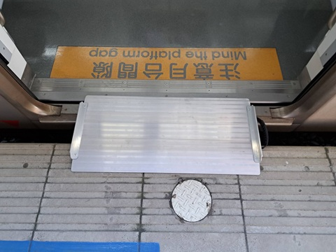 【台鐵湖口站渡板案例｜台鐵輪椅斜坡板解決月台間隙，提升輪椅上下車安全】