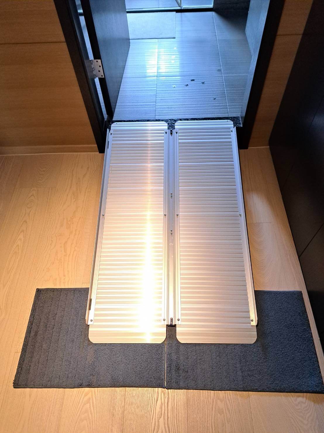 浴室斜坡板TT-72-120 使用添大折合式斜坡板TT-72-120,打造無障礙環境