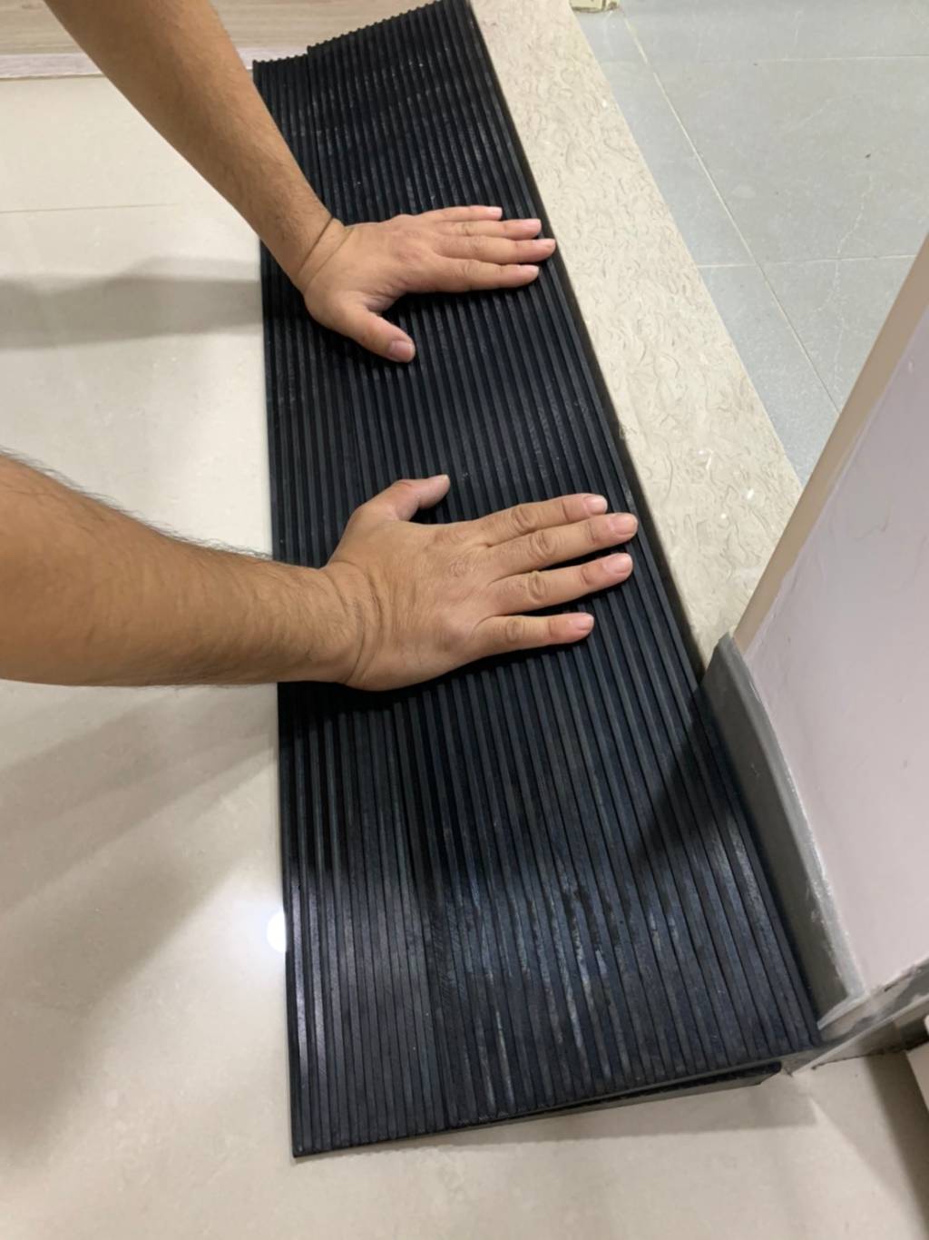 使橡膠斜坡板組合，解決輪椅進出浴室障礙