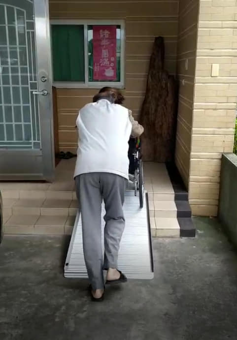添大折合式斜坡板，解決輪椅進出台階障礙