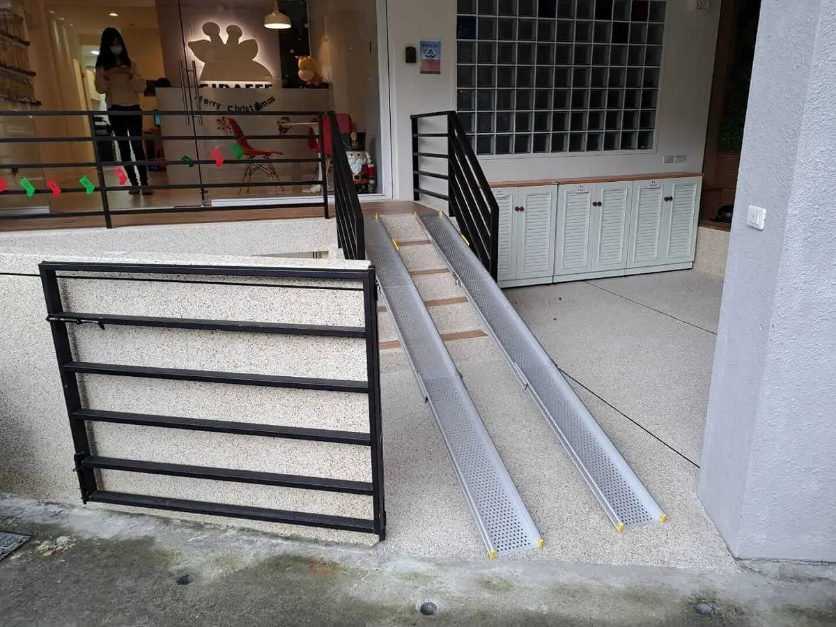 無障礙空間斜坡板應用實景 店家門口設置伸縮式鋁合金輪椅斜坡板,出入口通行更便利