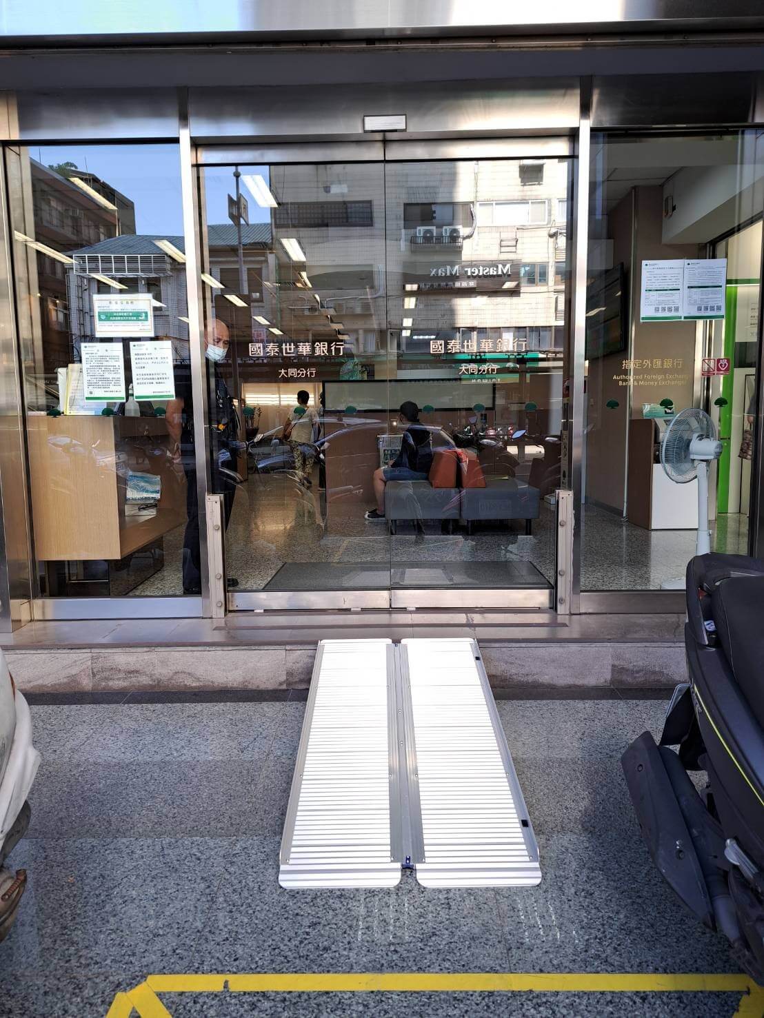輪椅斜坡板 國泰世華銀行採用添大折合式斜坡板 TT-72-150,改善入口台階障礙