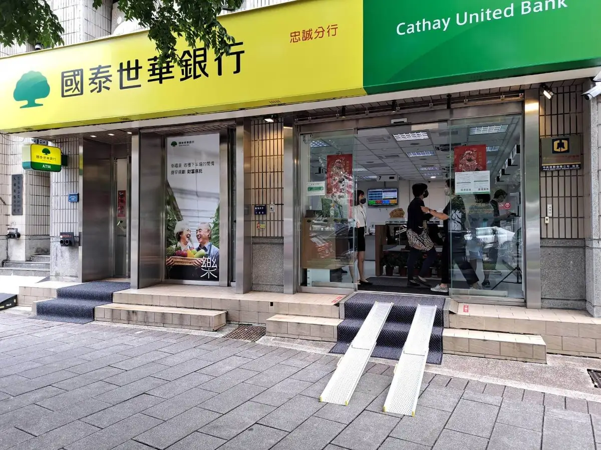 ATM自助區旁設有無障礙斜坡板 國泰世華銀行ATM入口使用輪椅斜坡板,無障礙通行更便利