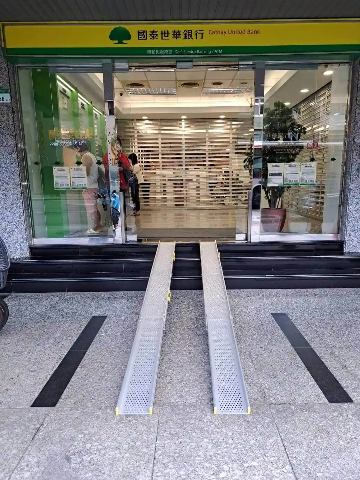 添大無障礙斜坡板應用實例 添大斜坡板於銀行應用情境,輪椅上下台階更安全與便利