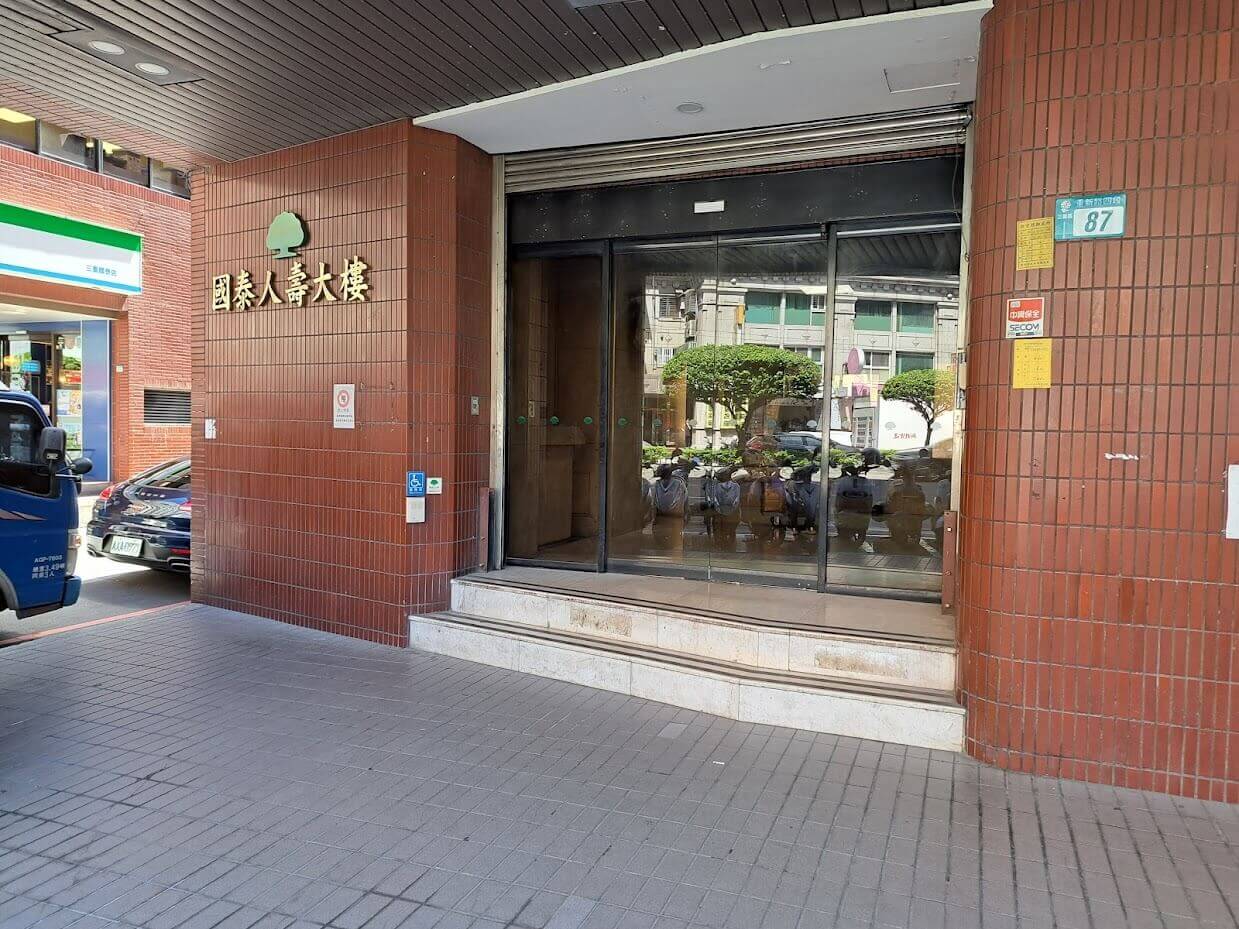 門口台階情況 國泰人壽門口台階情況