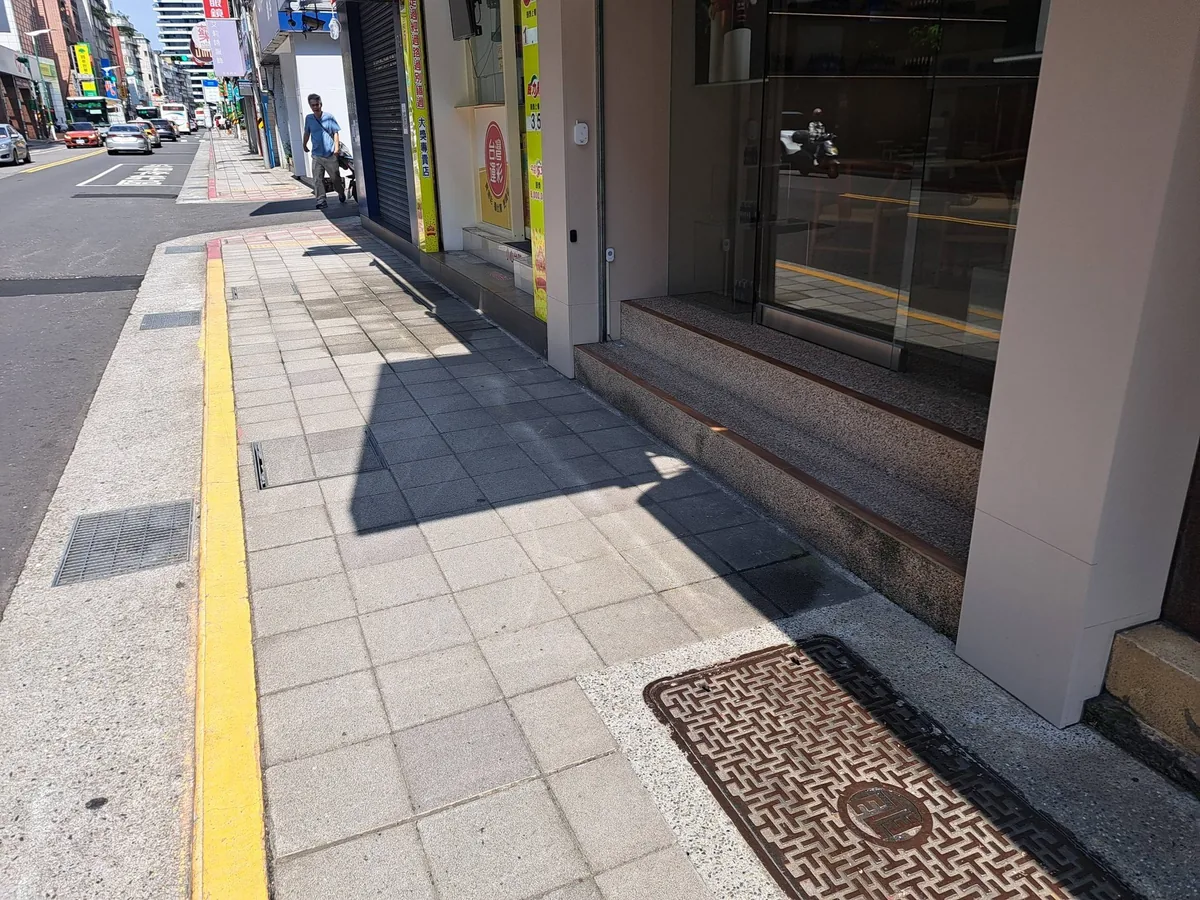 店面入口高低落差改善前照片 精油按摩店入口高低落差改善前,適合配置活動式無障礙斜坡板。