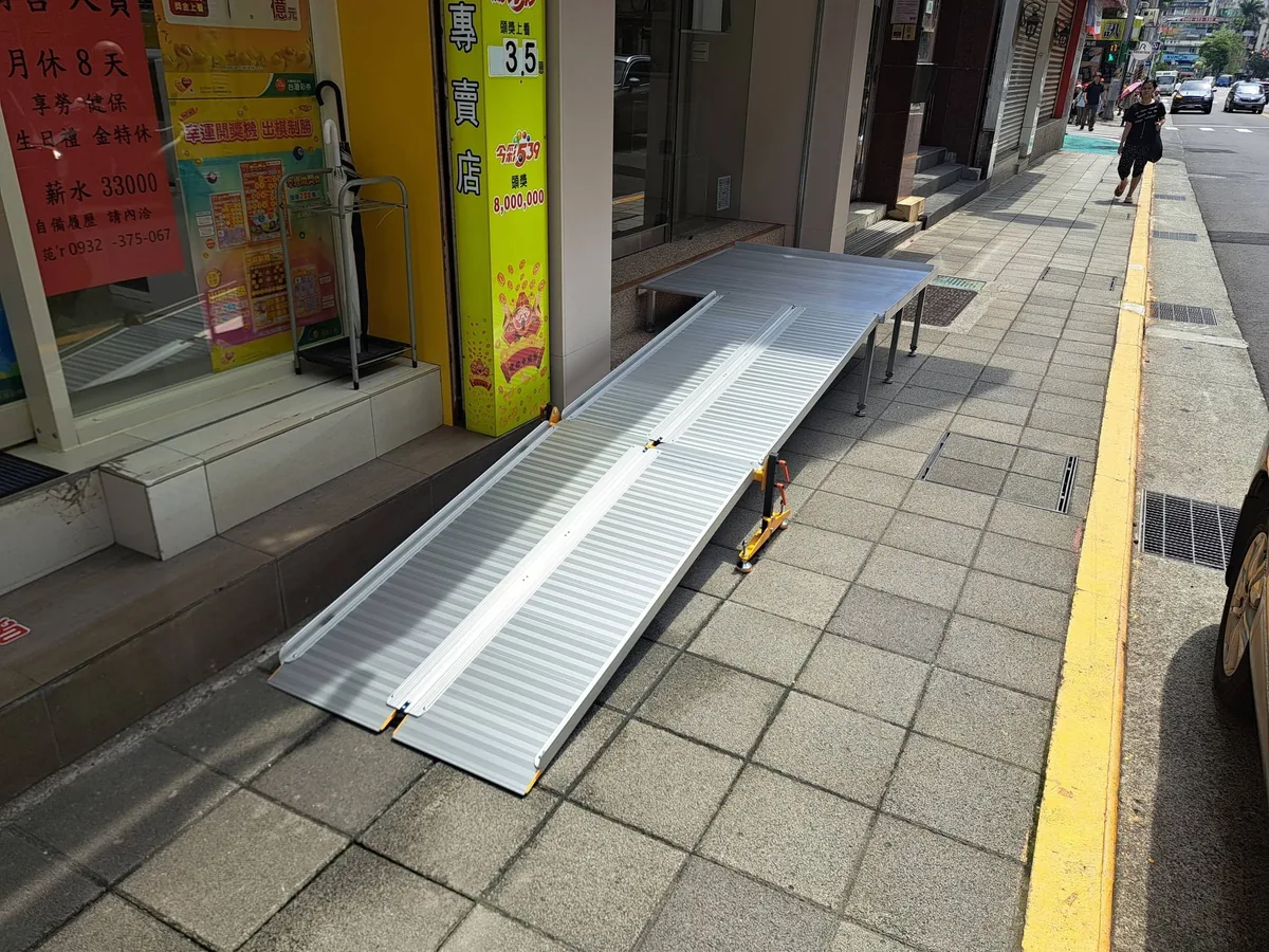 精油按摩店組合式輪椅斜坡板施工案例 精油按摩店入口設置鋁合金組合式斜坡板,協助輪椅安全通行。