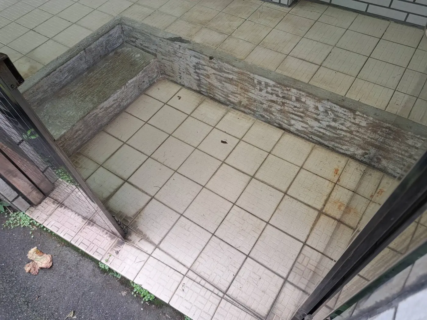 住宅大門入口存在高低差與狹長空間問題。