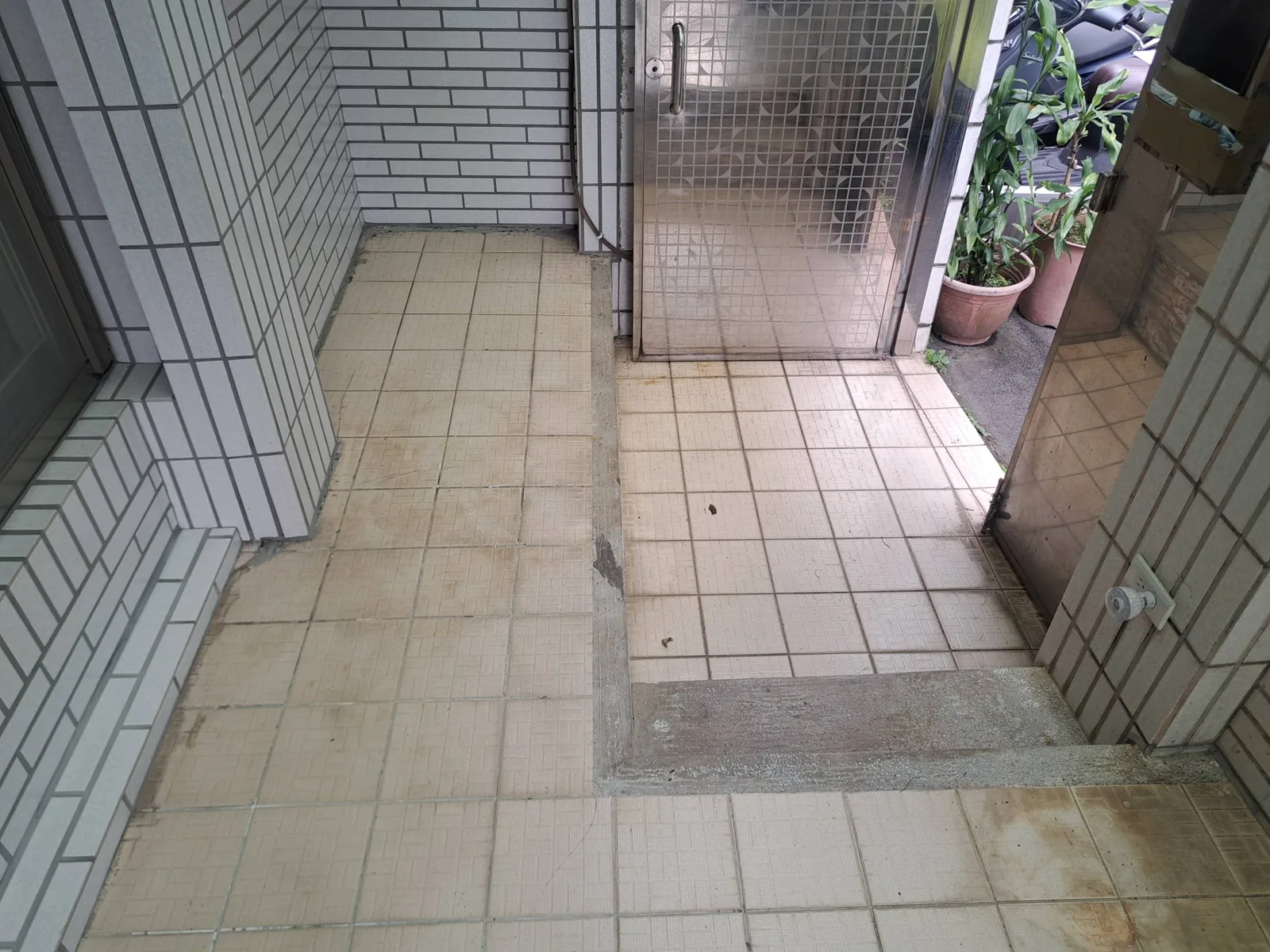輪椅使用者進出住宅時面臨高低差與轉向限制。