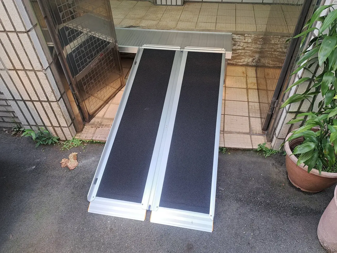 特殊玄關空間搭配鋁合金平台與輪椅斜坡板，改善輪椅進出與迴轉空間。