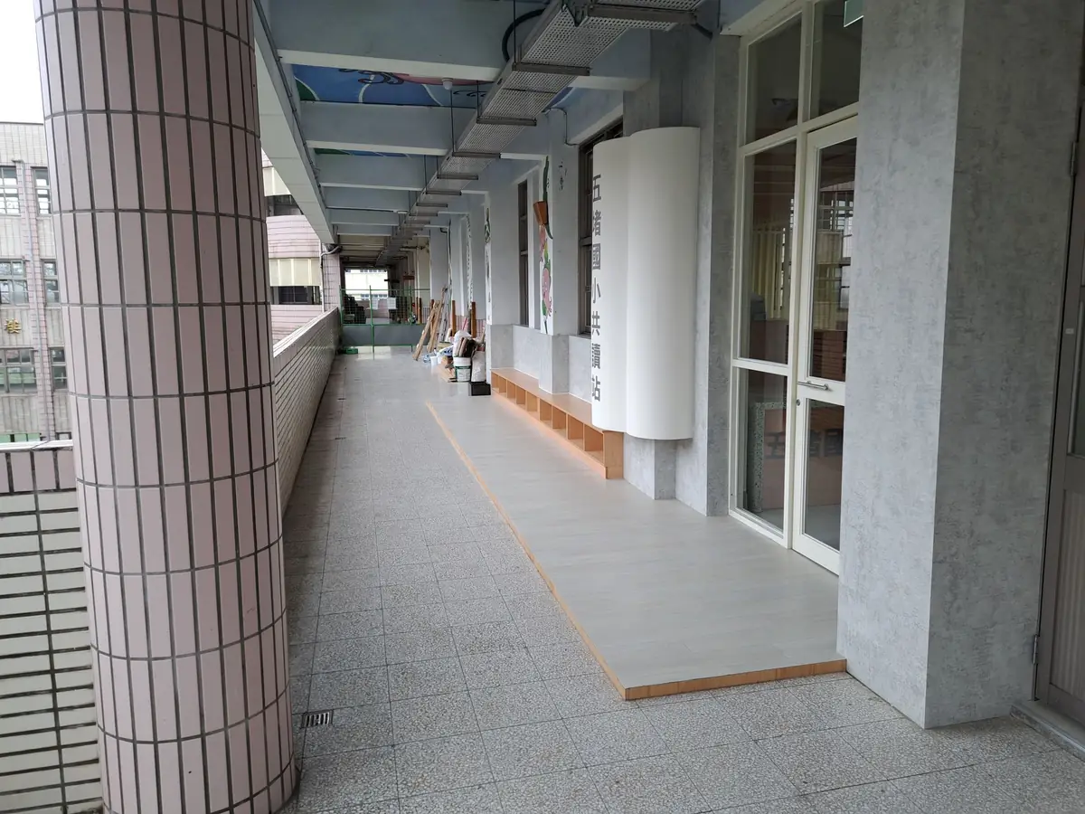 安裝前地面有高低差 展示橡膠斜坡板安裝前的原始高低差狀況