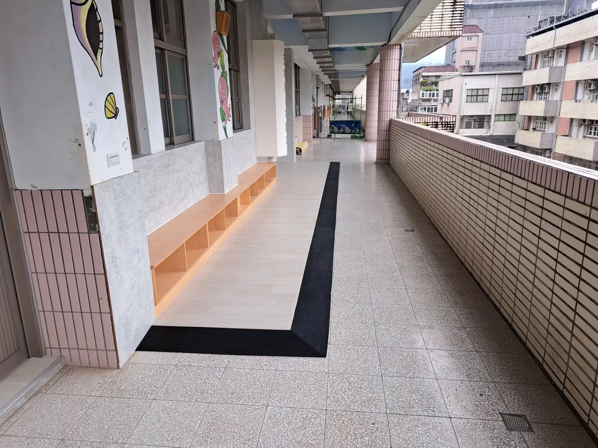 無障礙橡膠斜坡板整體視角 從遠距離觀看完整橡膠斜坡板施工成果