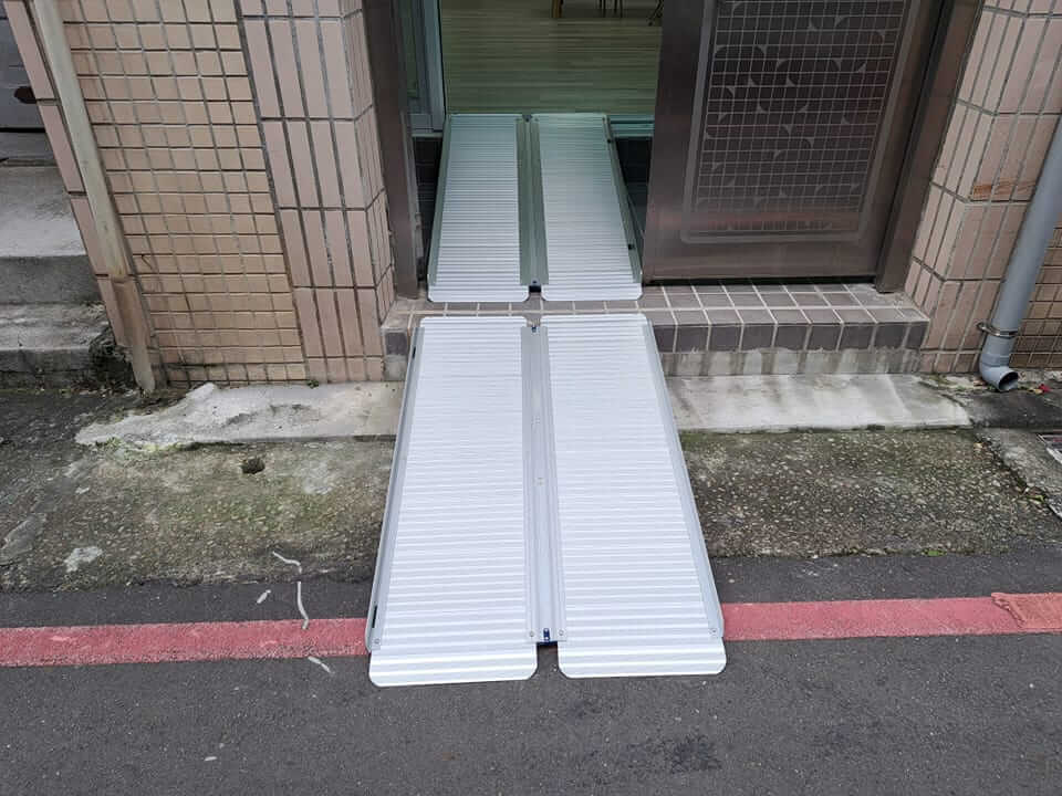 輪椅斜坡板 藉由無障礙斜坡板讓個案可以輕鬆跨越門檻