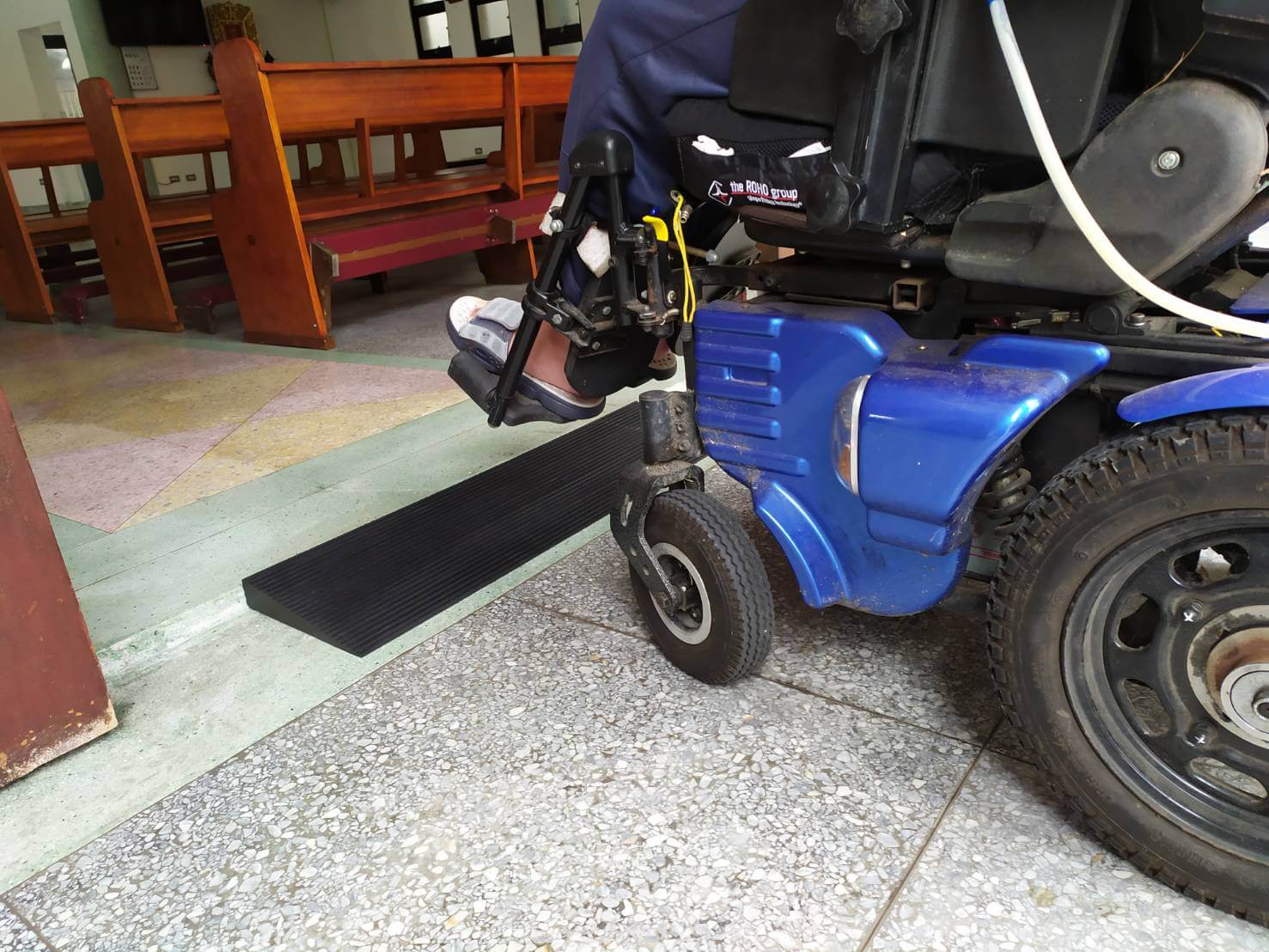  使用橡膠斜坡板，解決輪椅進出門口障礙