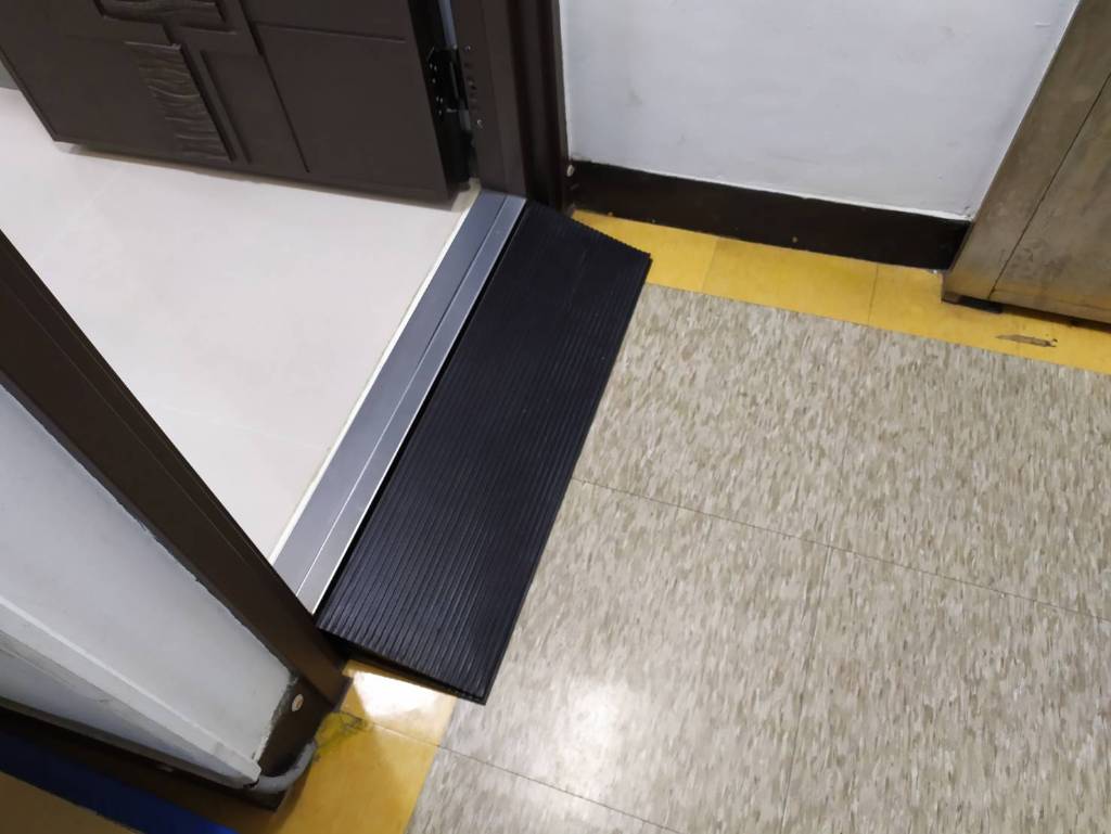 使用橡膠斜坡板組合，解決輪椅進出門口障礙