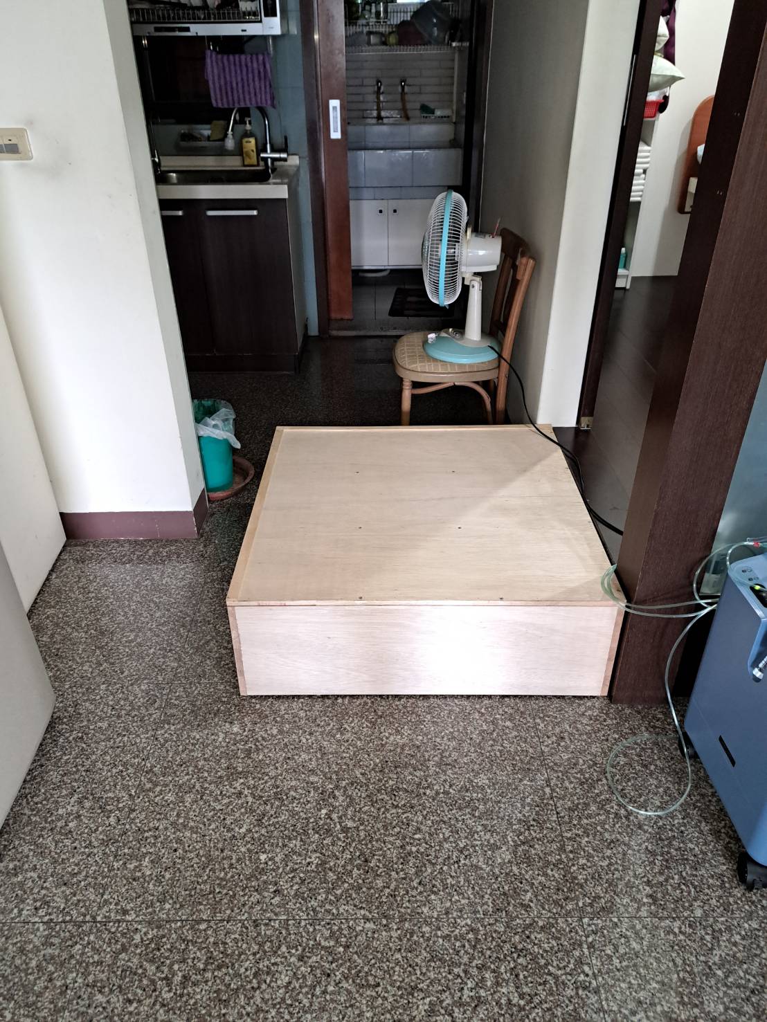 迴轉平台 在和室房間外搭建迴轉平台與房間地板同高,解決輪椅進出房間空間不足問題。