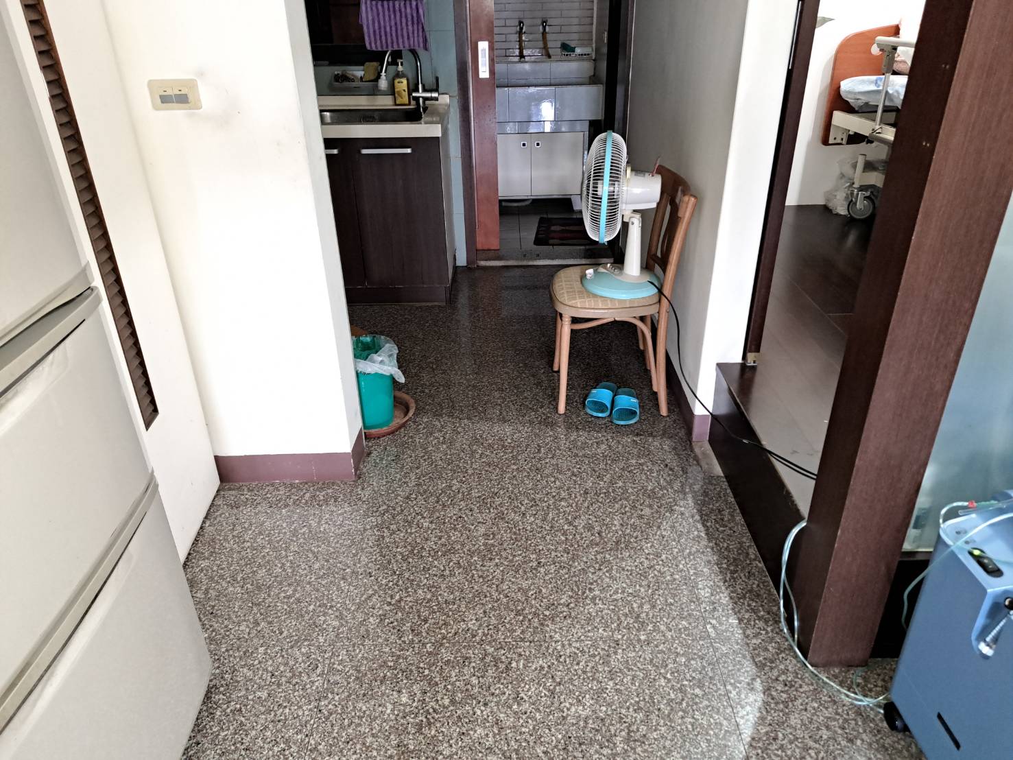 和室房間地板墊高30公分,房間外是走道,輪椅迴轉空間不足。