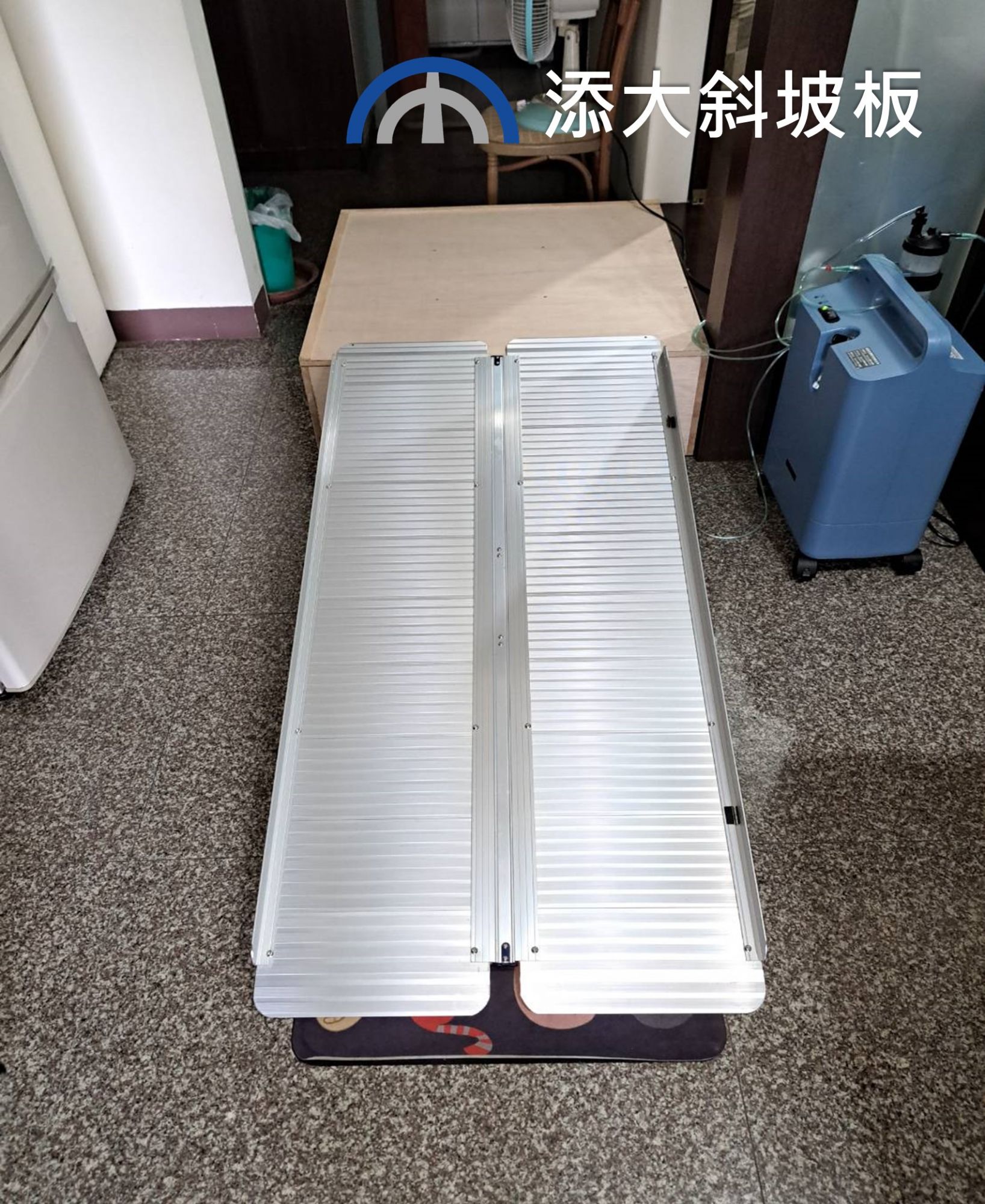 在和室房間外搭建迴轉平台與房間地板同高，解決輪椅進出房間空間不足問題。