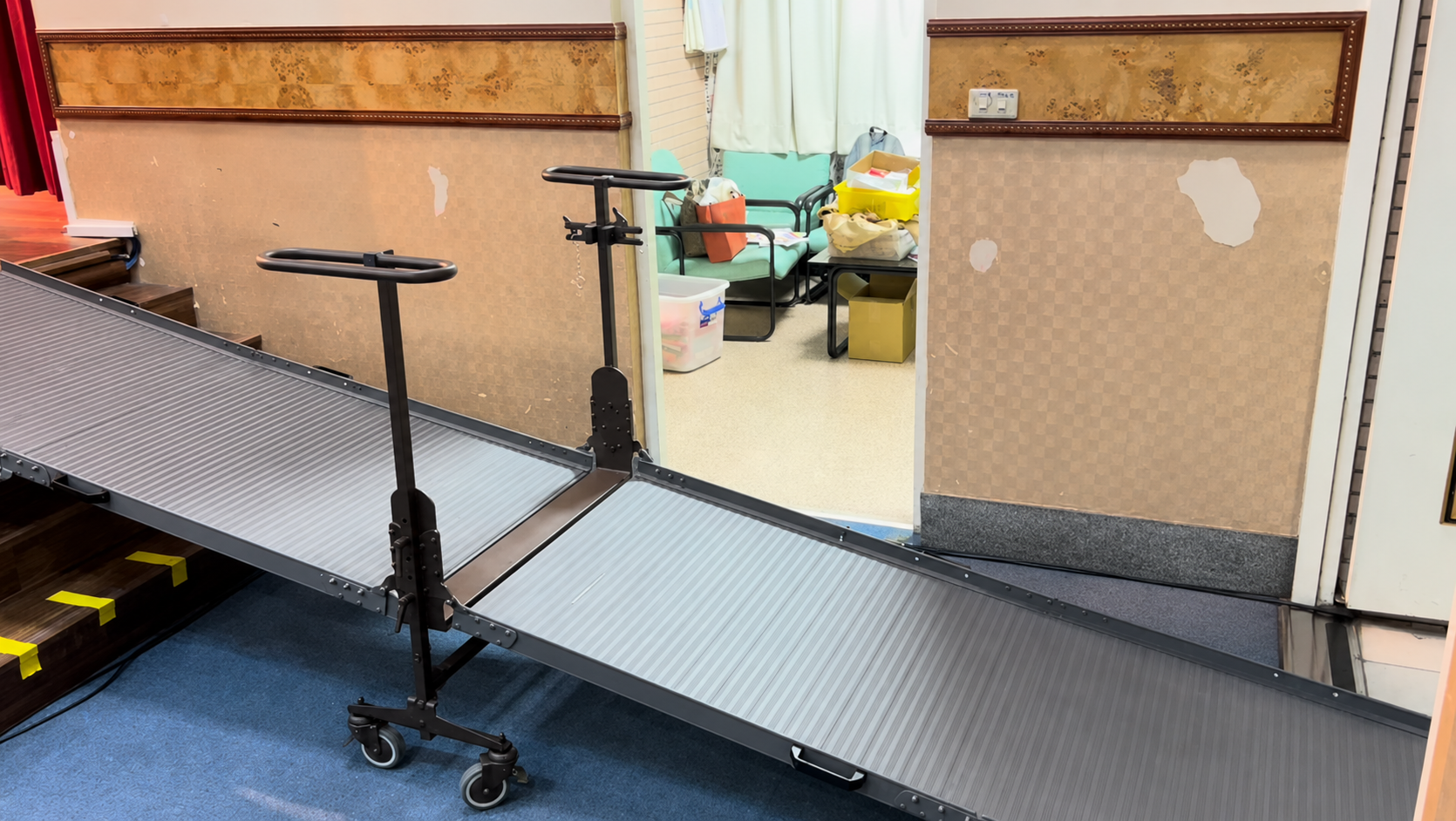 添大活動型推車式斜坡板無障礙案例 添大活動型推車式斜坡板架設於科學展覽頒獎典禮舞台,提供輪椅使用者安全上台動線。